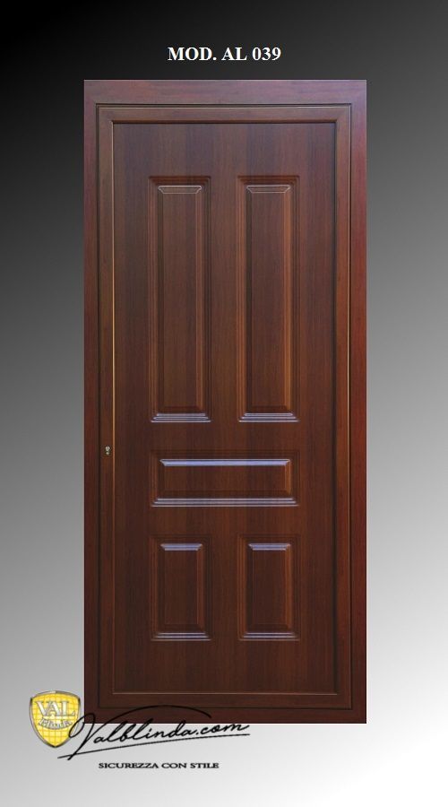 Porta a pannelli in legno marrone scuro con maniglia in metallo, su sfondo grigio.