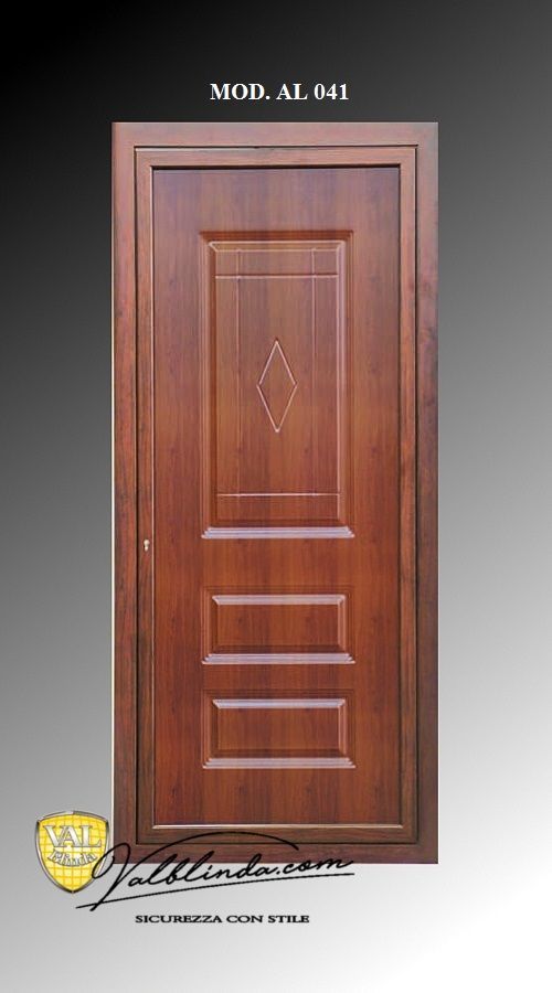 Porta a pannelli in legno con intarsi decorativi e cornice scura su sfondo nero