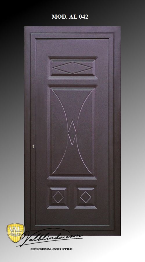 Porta a pannelli neri con motivi geometrici in rilievo su sfondo bianco.