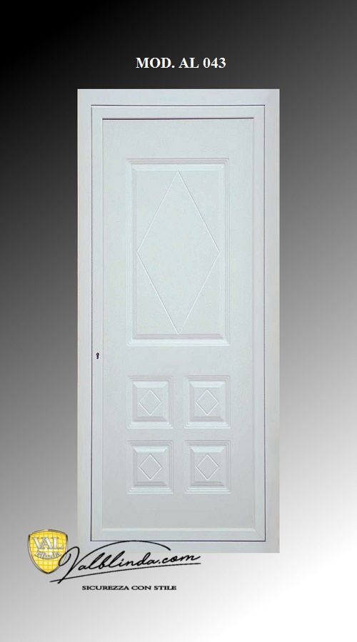 Porta d'ingresso bianca a pannelli con modanature decorative e quattro pannelli quadrati inferiori, su sfondo grigio.