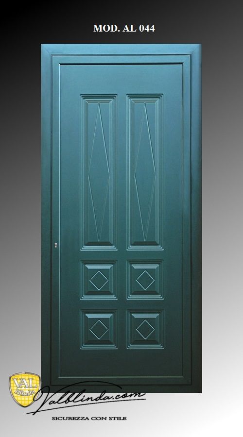 Porta a pannelli color verde acqua con pannelli inferiori geometrici su sfondo bianco, recante la scritta