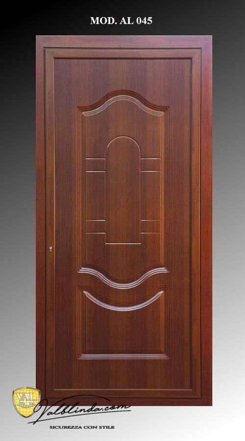 Porta a pannelli in legno marrone con archi decorativi intagliati e pannelli verticali