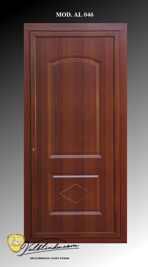 Porta in legno marrone con pannelli decorativi su sfondo nero, recante la scritta