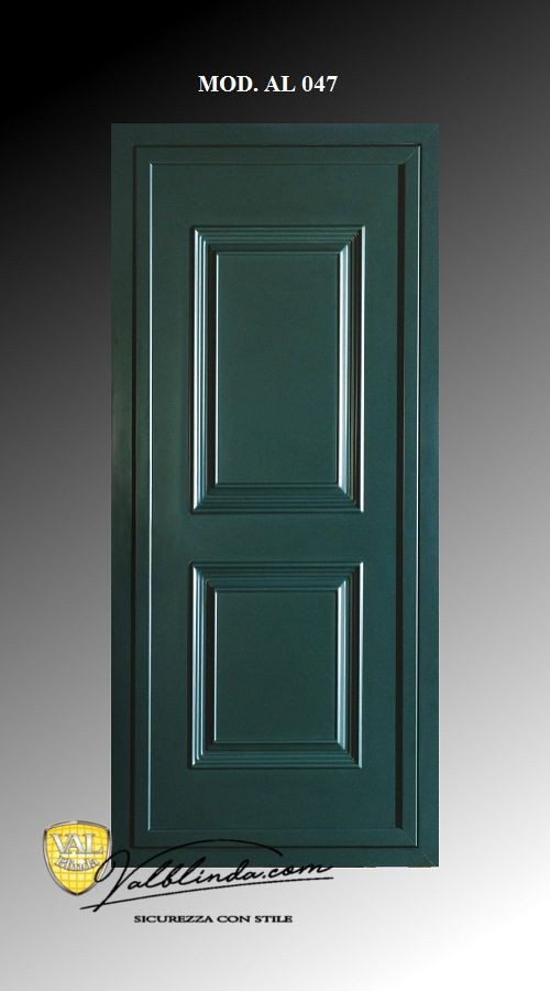 Porta interna a pannelli verde scuro su sfondo grigio sfumato.