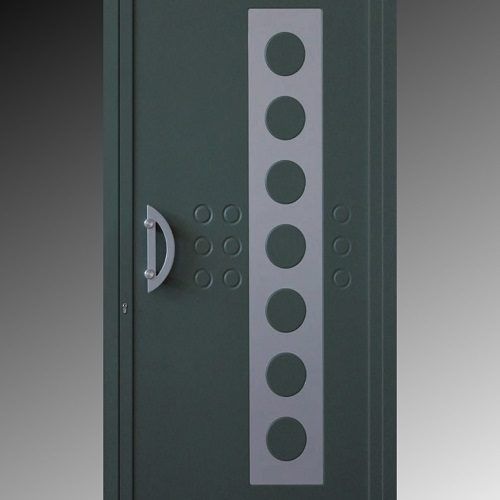 Porta moderna verde scuro con maniglia argentata e fila verticale di finestre circolari.