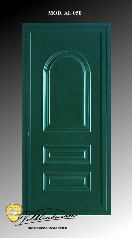 Porta interna a pannelli verdi con parte superiore ad arco e due pannelli rettangolari su sfondo liscio.