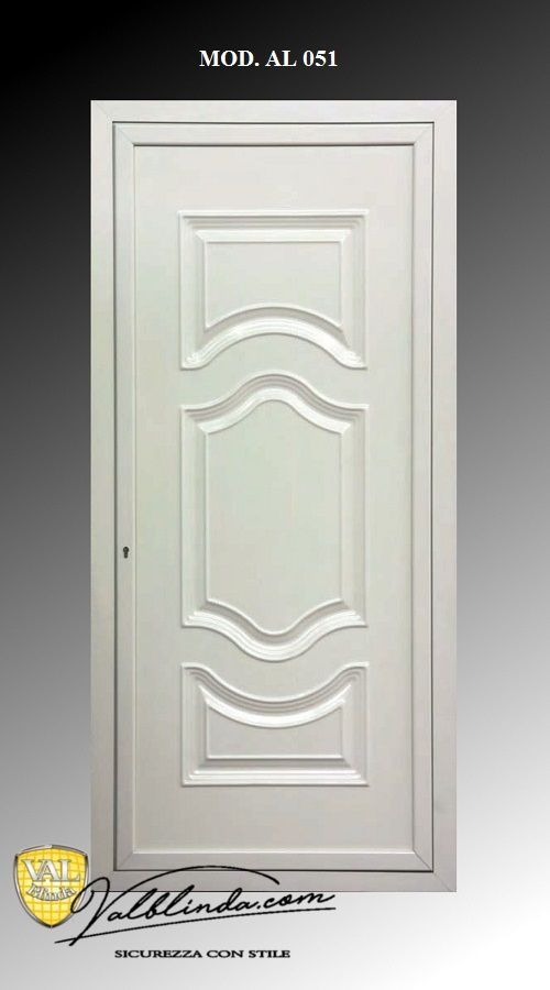 Porta interna a pannelli bianchi con pannelli decorativi curvi in rilievo su sfondo grigio chiaro.