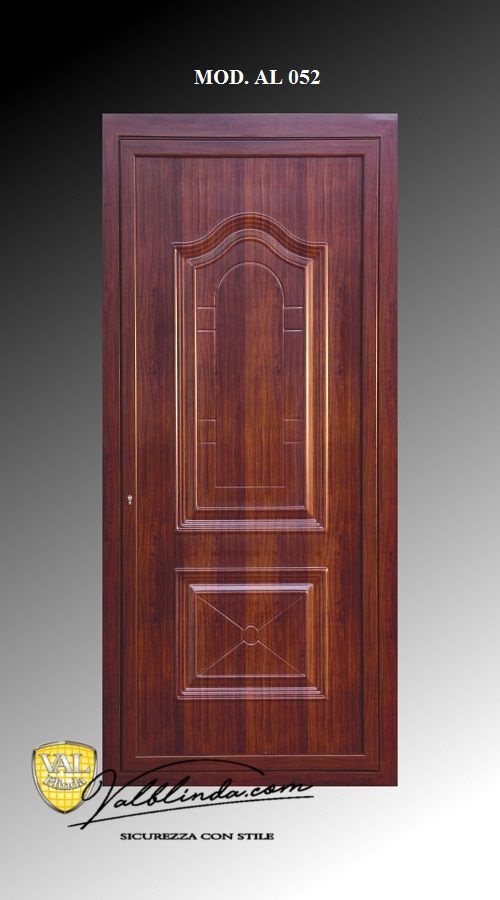 Porta interna in legno scuro intagliato con pannelli ad arco su sfondo nero-bianco.