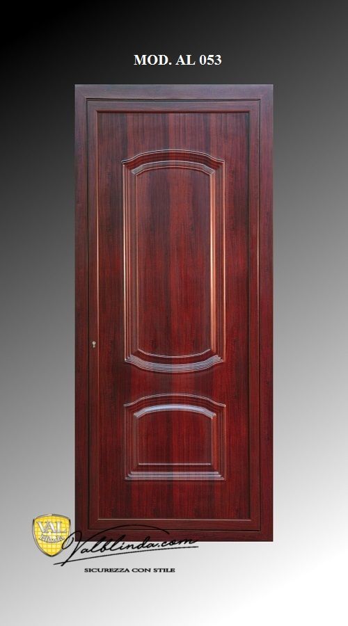 Porta a pannelli in legno rosso scuro con dettagli ad arco intagliati, recante la scritta