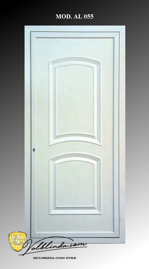 Porta interna a pannelli bianchi con pannelli curvi in rilievo su sfondo grigio.