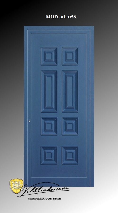 Porta a pannelli blu su sfondo grigio con una piccola etichetta con la data in alto e una firma in basso.
