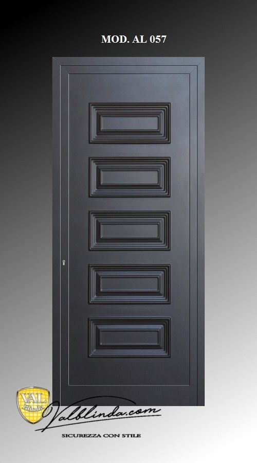 Porta a pannelli grigio scuro con cinque pannelli orizzontali in rilievo su sfondo chiaro.