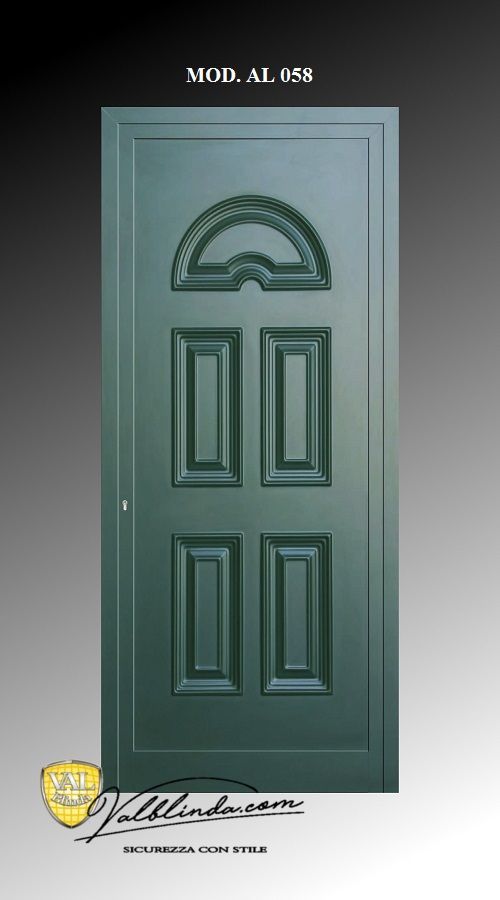 Porta d'ingresso verde con finestra ad arco e quattro pannelli in rilievo, mostrata in un catalogo prodotti.