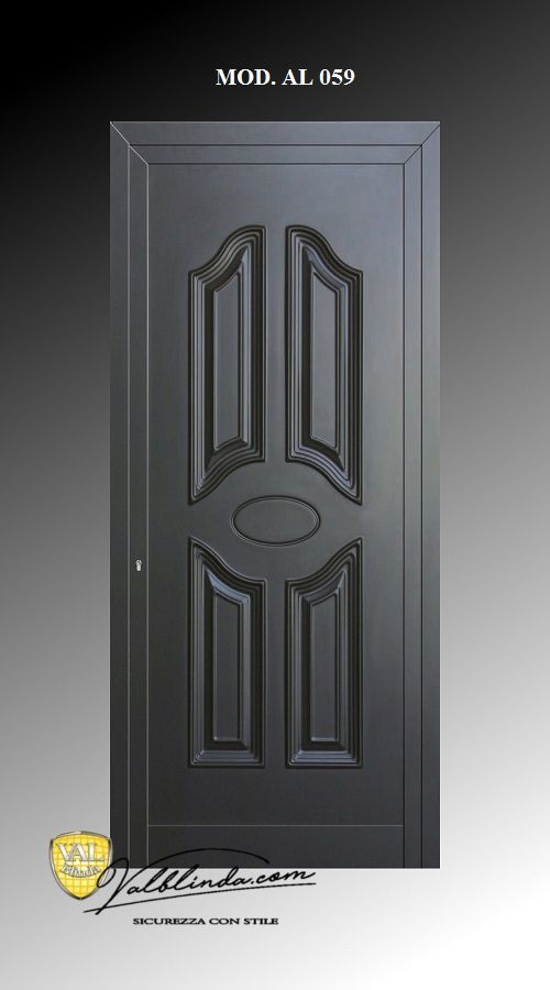 Porta d'ingresso decorativa grigio scuro con pannelli ad arco su sfondo chiaro.