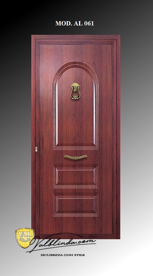 Porta d'ingresso in legno scuro con pannello arcuato, battente e maniglia in ottone su sfondo bianco.
