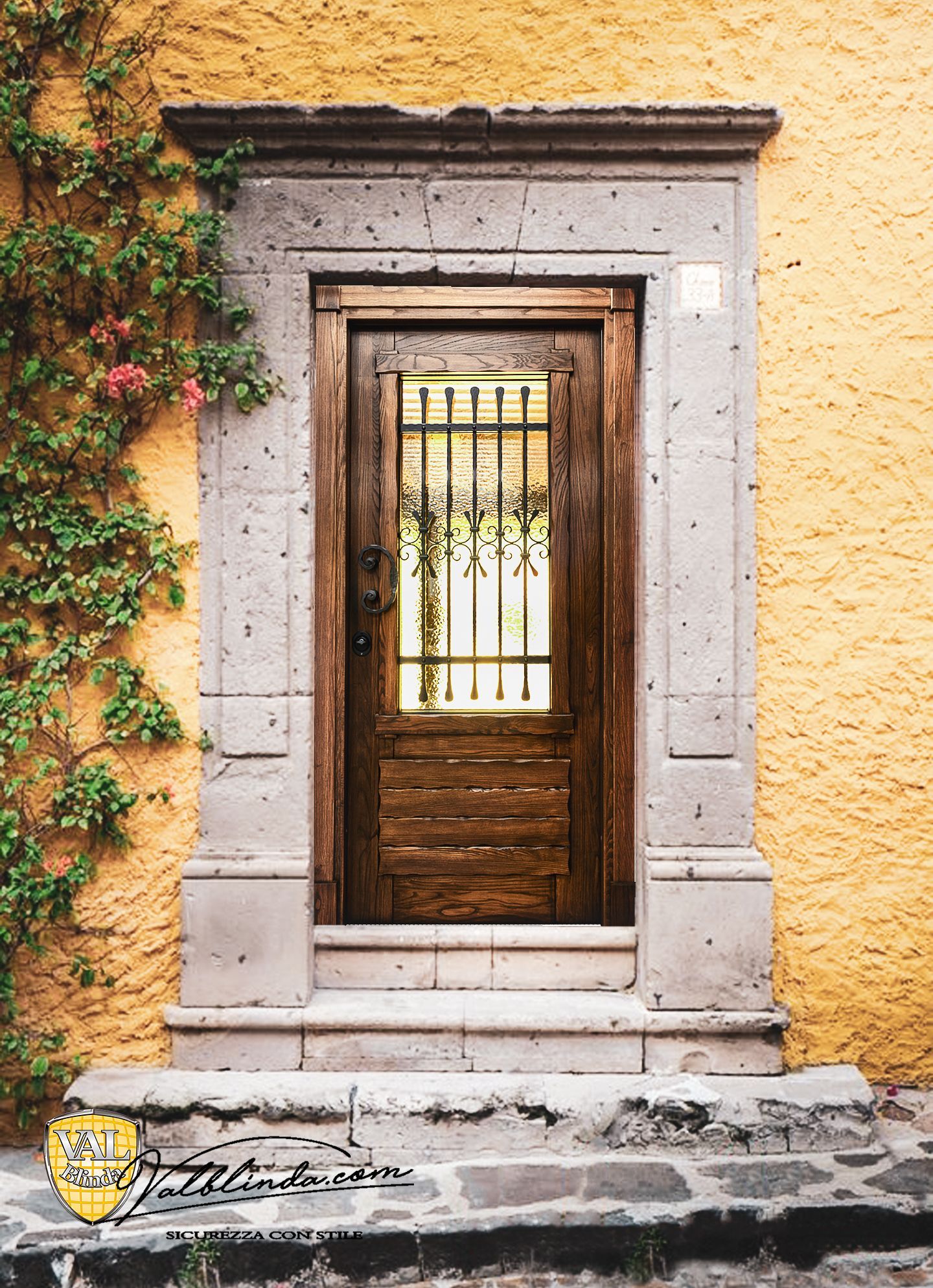 Porta rustica in legno con cornice in pietra su una parete intonacata di giallo, incorniciata da piante rampicanti.