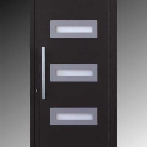 Porta moderna scura con tre pannelli in vetro satinato e maniglia verticale argentata.