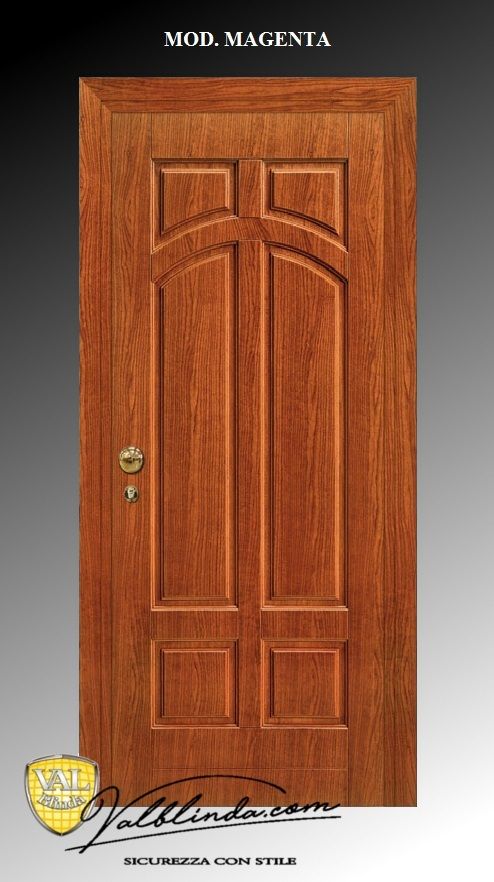 Porta d'ingresso in legno con finitura magenta, pannelli decorativi ad arco e pomello in ottone su sfondo grigio.