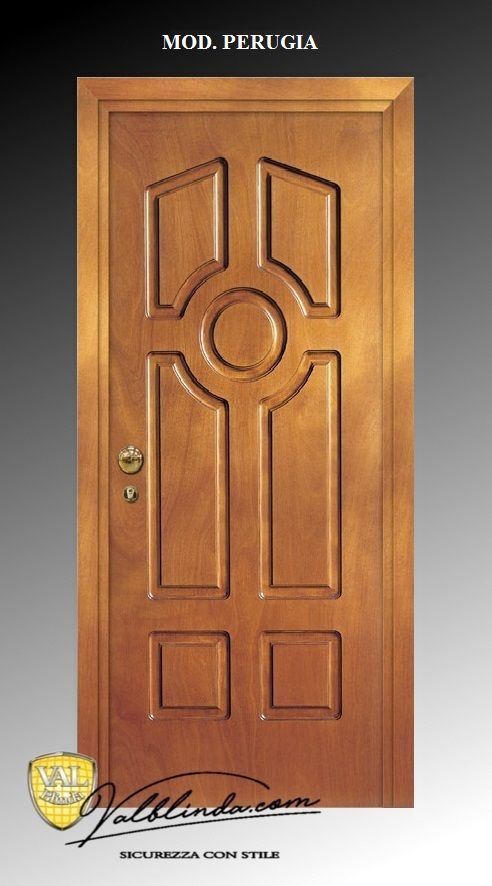 Porta d'ingresso in legno con intagli circolari e pomello in ottone su sfondo scuro.