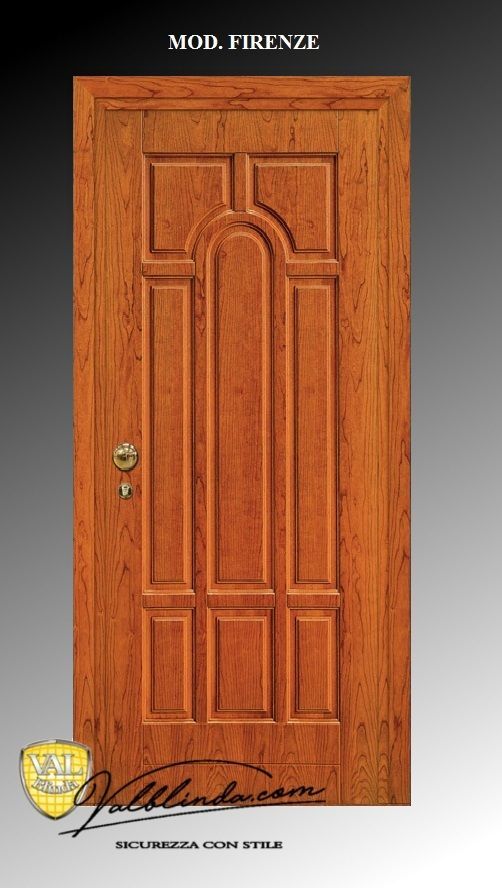 Porta d'ingresso in legno con pannelli intagliati e pomello in ottone, mostrata su uno sfondo nero in stile prodotto.