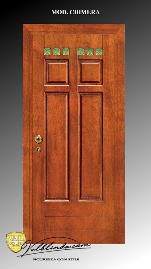 Porta d'ingresso in legno con pomello in ottone e quattro pannelli di vetro verde nella parte superiore