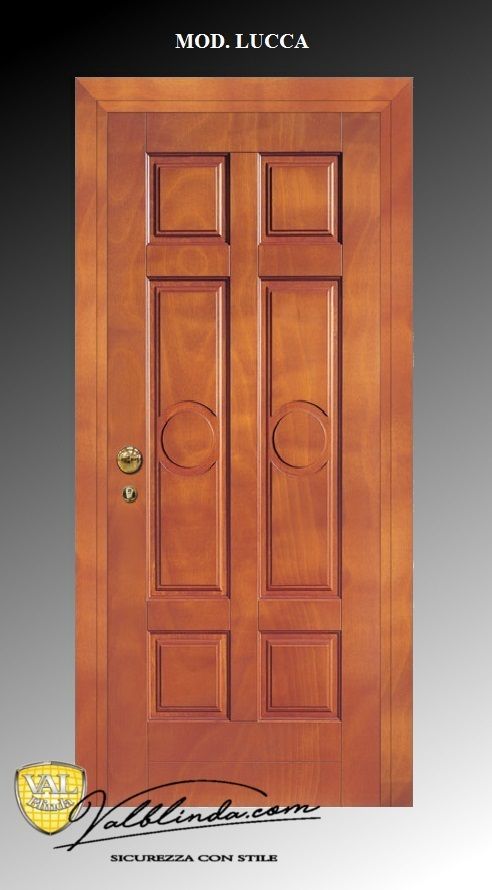 Porta d'ingresso in legno a sei pannelli con pomello in ottone, mostrata su sfondo grigio.