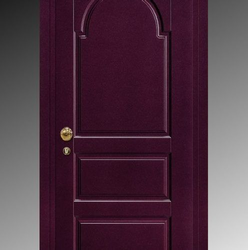 Porta in legno viola con pomello dorato e pannelli decorativi ad arco.