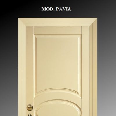 Porta a pannelli beige con pomello dorato, su cui è impressa la scritta