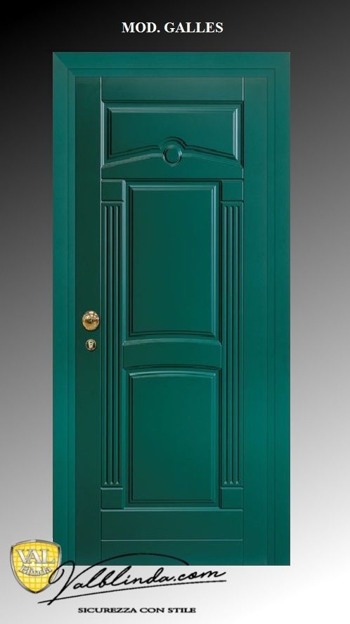 Porta d'ingresso con pannelli verdi e pomello in ottone, su sfondo grigio; sopra la scritta