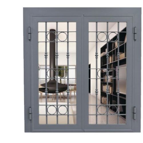 Un cancelletto di sicurezza in metallo grigio sopra una finestra, dietro il quale si intravedono una libreria e una sedia.
