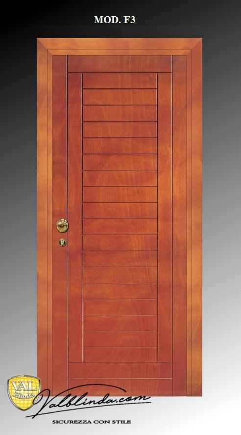 Porta d'ingresso in legno con pannelli decorativi e maniglia in ottone, mostrata su sfondo grigio.