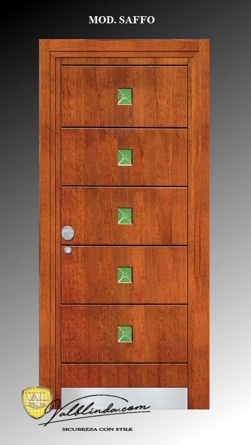 Porta d'ingresso in legno con cinque pannelli verdi e pomello argentato, con la scritta