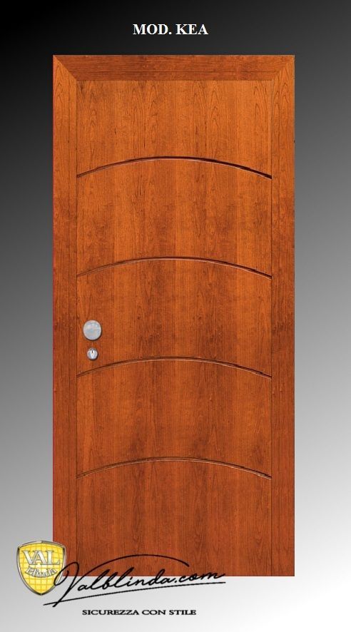 Porta d'ingresso in legno con intarsi curvi, pomello argentato e testo in alto e in basso su sfondo grigio.