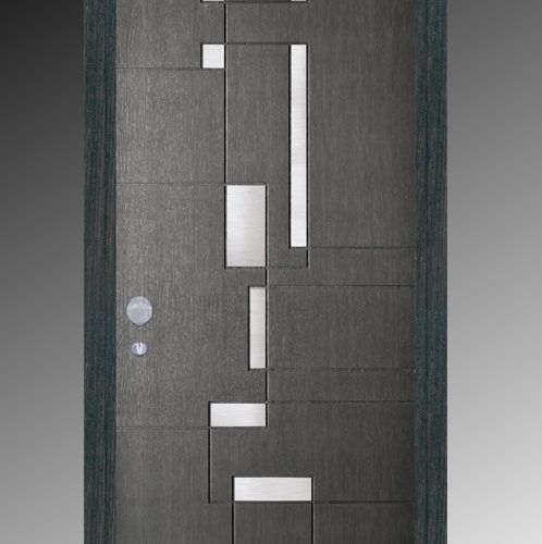 Porta d'ingresso moderna in legno scuro con pannelli stretti in vetro satinato e maniglie rotonde color argento.