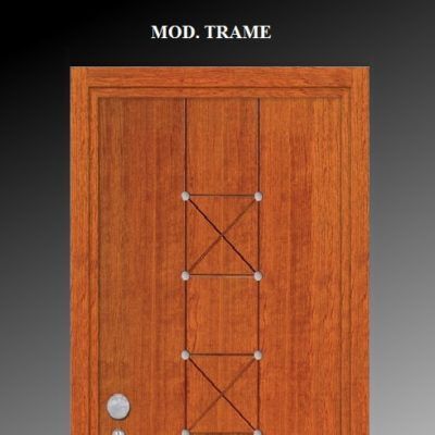 Porta in legno con cornice metallica sovrapposta, recante la scritta