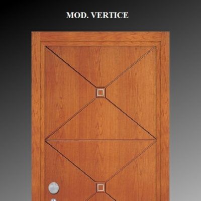Anta di un mobile in legno con linee geometriche e due piccole maniglie quadrate, con la scritta