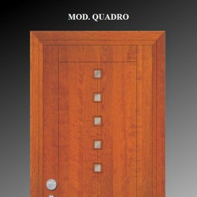 Porta d'ingresso in legno con cinque piccole finestre quadrate e pomello argentato, con la scritta