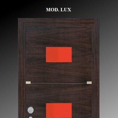 Porta in legno scuro con la scritta