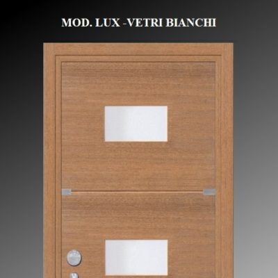 Porta in legno con due pannelli in vetro satinato e maniglia in metallo, recante la scritta “MOD. LUX VETRI BIANCHI”