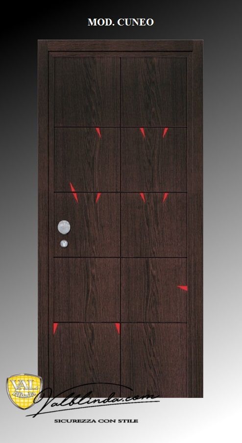 Porta d'ingresso in legno scuro con maniglia bianca e piccoli segni rossi, su sfondo grigio.