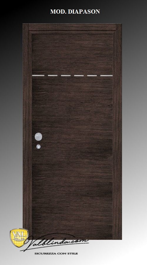 Porta in legno marrone scuro con fascia orizzontale in vetro satinato e maniglia argentata su sfondo grigio.