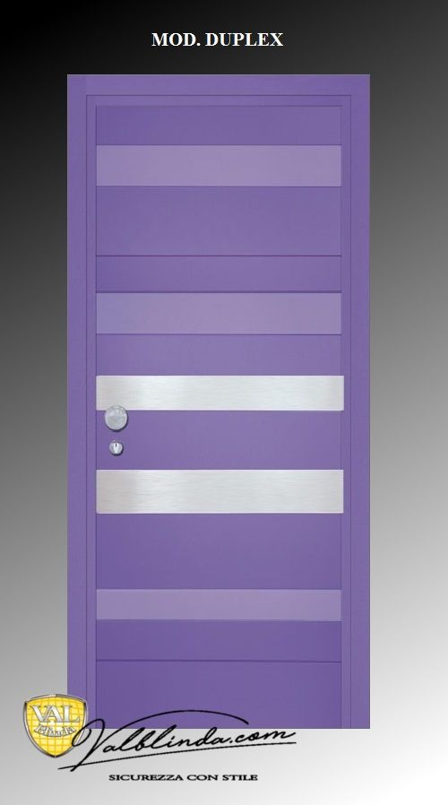 Porta d'ingresso moderna di colore viola con pannelli in vetro satinato e ferramenta argentata, recante la scritta