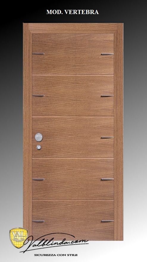 Porta d'ingresso in legno con inserti metallici orizzontali e maniglia argentata, recante la scritta