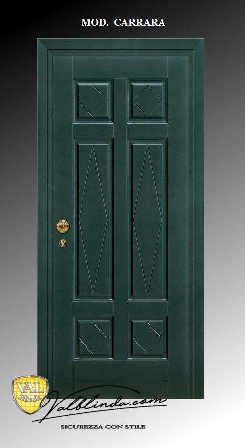 Porta d'ingresso verde scuro con pomello in ottone e fessura per la posta, mostrata su uno sfondo scuro.