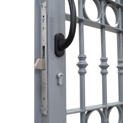 Chiusura e maniglia in metallo grigio per cancello, su un pannello decorativo della recinzione.