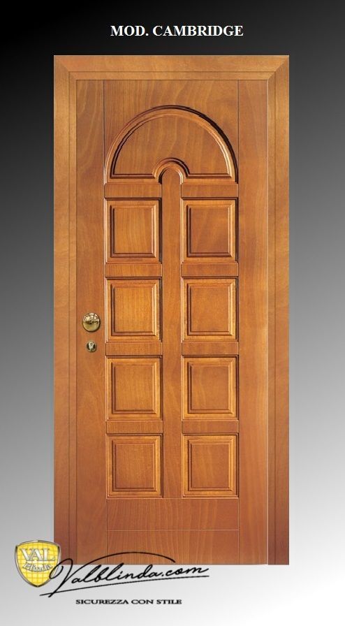 Porta d'ingresso con pannelli in legno, parte superiore ad arco e ferramenta in ottone, mostrata in un layout di catalogo prodotti.