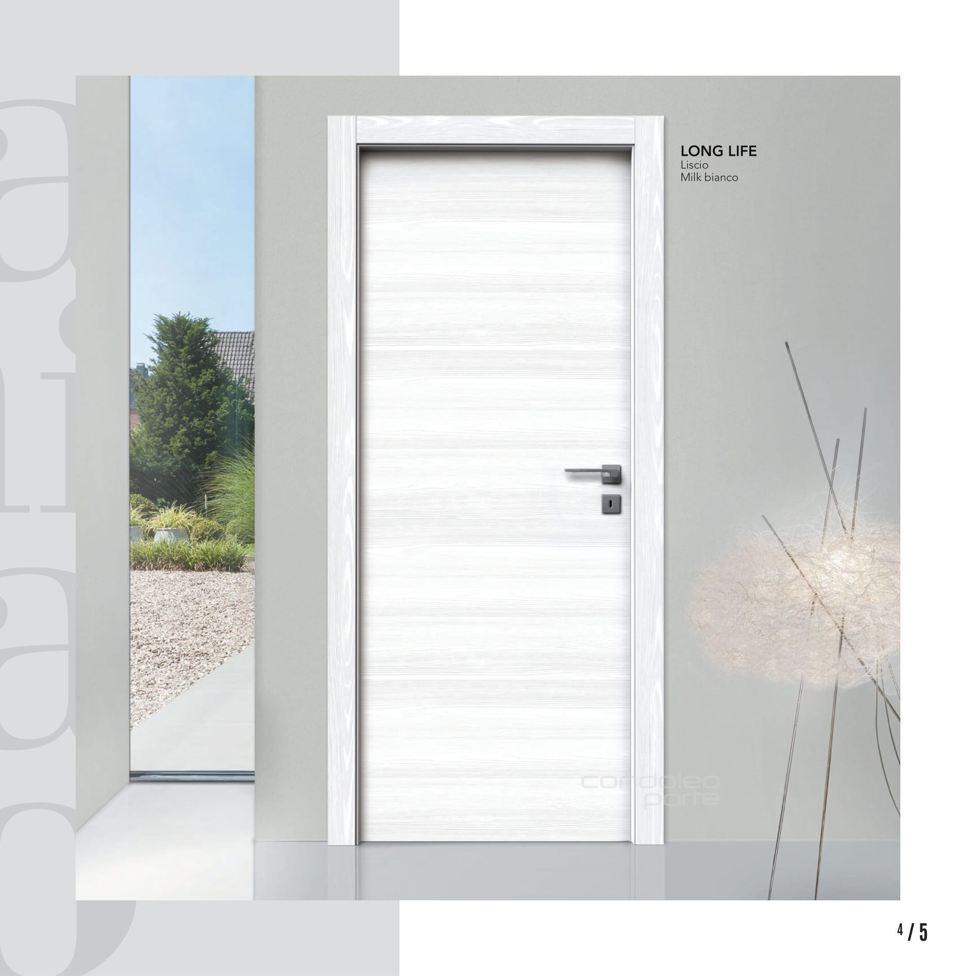 Porta d'ingresso bianca moderna in un ingresso luminoso e minimalista con un'alta finestra laterale e decorazioni murali neutre.