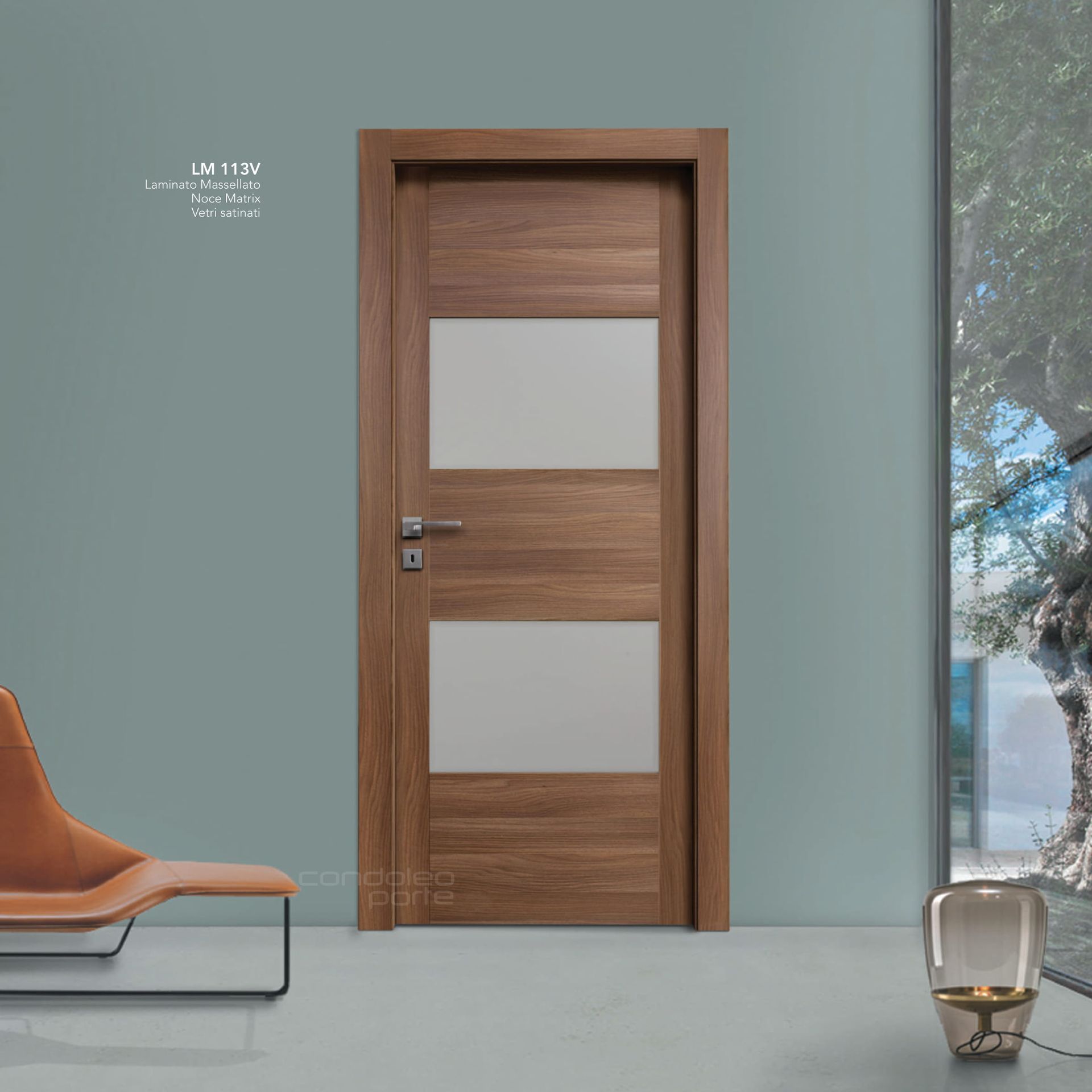 Porta moderna in legno con pannelli in vetro satinato in una stanza minimalista con sedia e tavolino.
