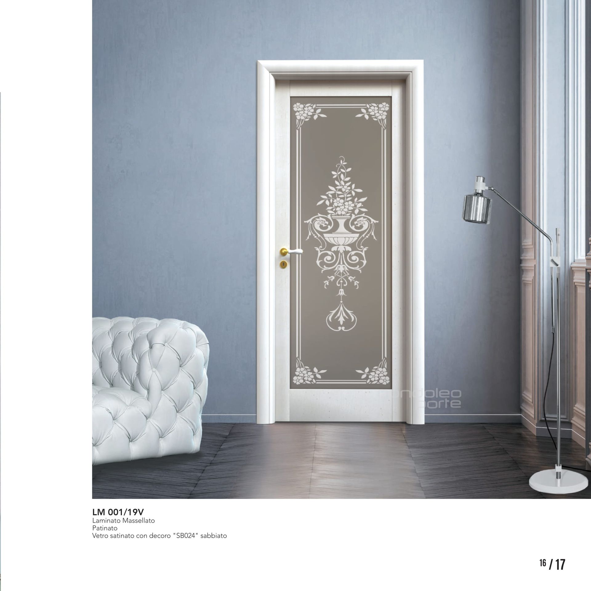 Porta bianca decorativa con pannello in vetro satinato decorato in una stanza grigia con sedia e lampada da terra.