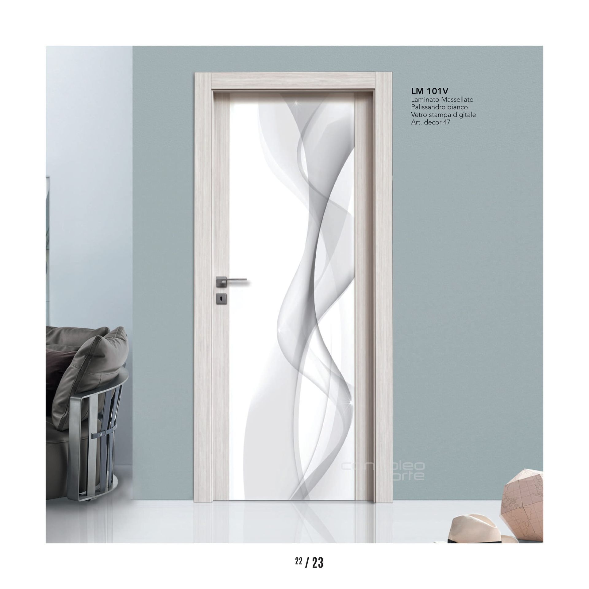 Porta moderna bianca con pannello in vetro ondulato satinato in una stanza azzurra.